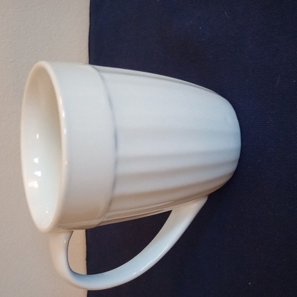 8 VINTAGE WHITE CORNINGWARE MUGS, LOVELY PATTERN, NO CHIPS, CRACKS, OR SCRATCHES - Picture 1 of 7